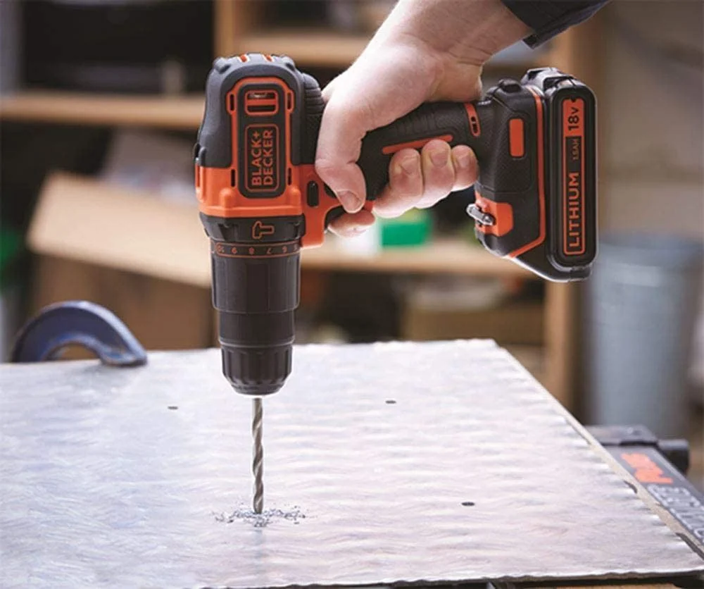 Hammerbohrer Black+Decker 18V + 80 Zubehör 2 Bat 1,5Ah mit Box BDCHD18BAFC-QW